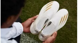 [Giải Đáp] Giày Adidas nặng bao nhiêu? Trọng lượng của giày bóng đá Adidas